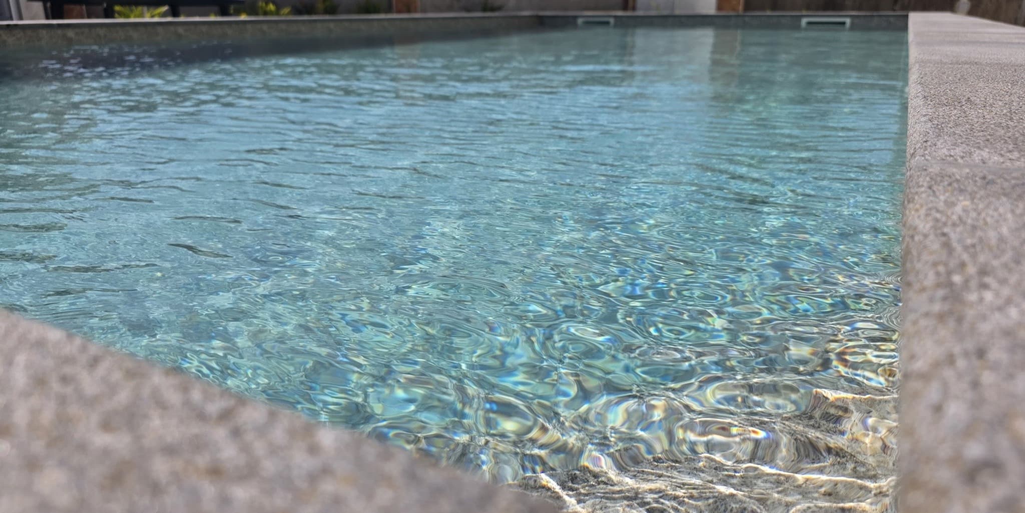 Água cristalina de piscina BL Piscinas